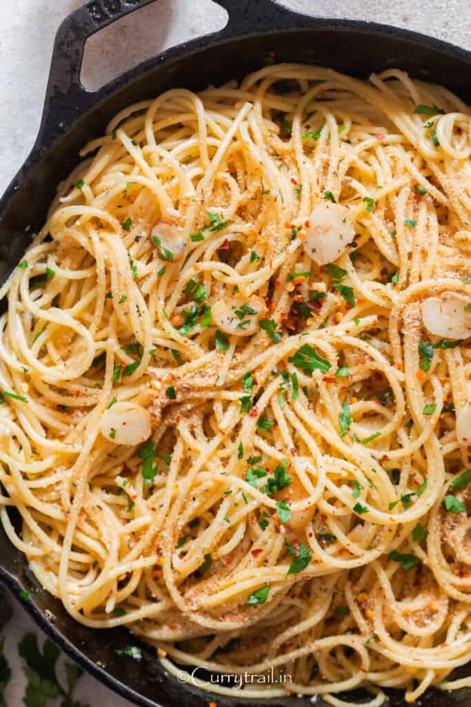 skillet with garlic and olive oil pasta